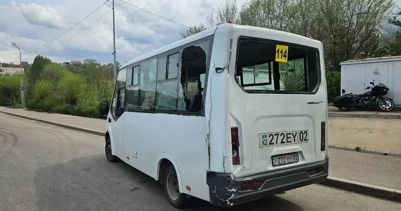 Алматыда автобус пен екі жүк көлігі қатысқан жол апаты болды