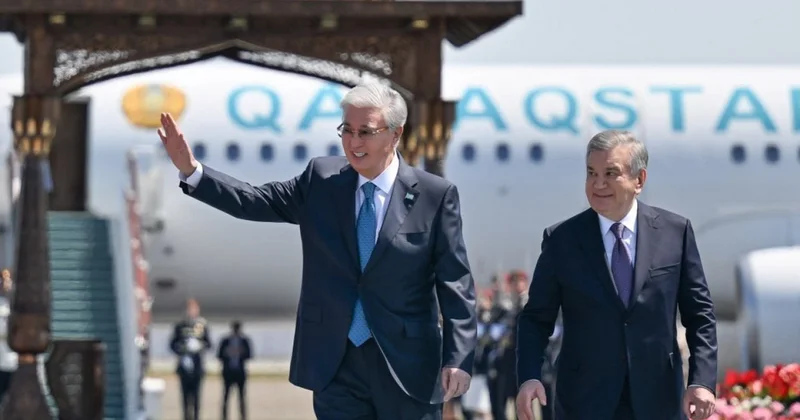 Прибывшего с визитом Токаева лично встретил в аэропорту Бухары Мирзиёев