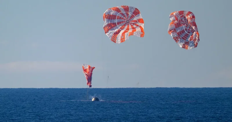 Космический корабль Orion с астронавтами лунной миссии приземлился в Тихом океане