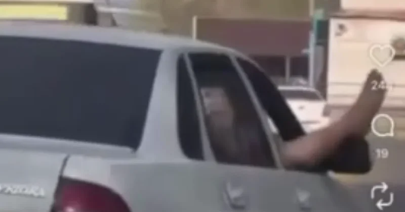 Пассажира наказали за ногу в окне авто в Усть Каменогорске