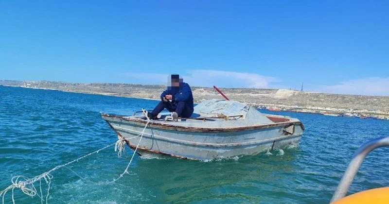 Мужчину на лодке унесло ветром в Каспийском море (видео)
