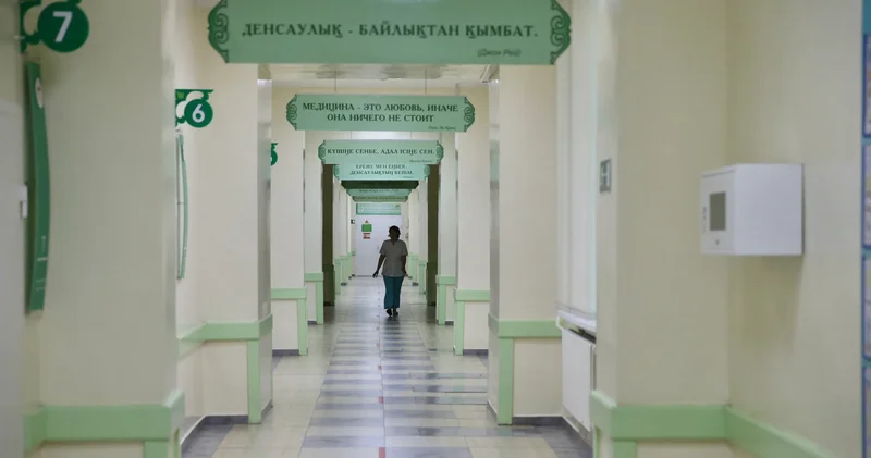 Талдықорғанда көпқабатты үйдің терезесінен құлаған сәбидің ата анасы табылмай жатыр бүлдіршін ауыр хәлде