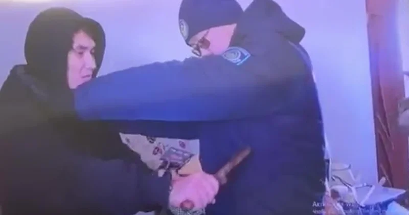 Сұлтан Сәрсемалиев алғашқы құрбанын қалай өлтіргенін көрсетті тергеу экспериментінің видеосы