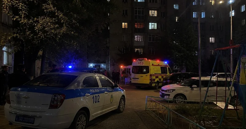 В Алматы девушка выпала с балкона десятого этажа: врачи борются за её жизнь