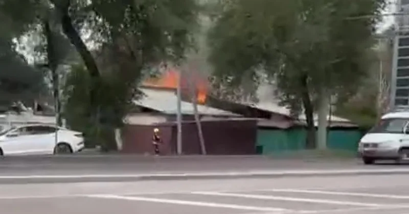 Алматыда Манхэттен ТК маңында жоғары дәрежелі өрт сөндірілді