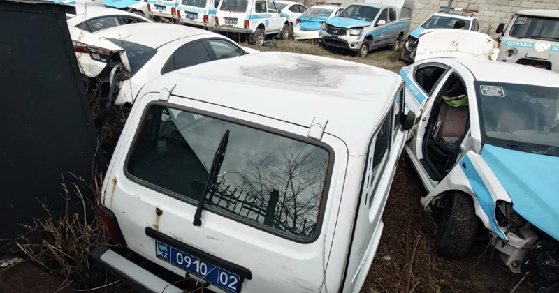 Алматыда 30 дан астам соғылған полиция көлігі саудаға шығарылды фото