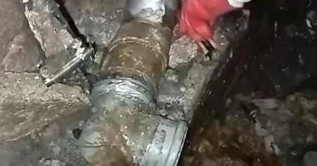 На аварийные трубы пожаловались жильцы микрорайона в Актау