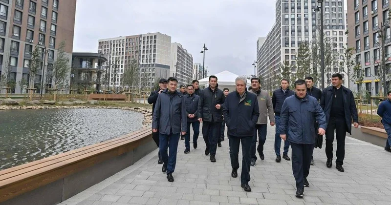 Токаев осмотрел бульвар Greenline в Астане (фото)