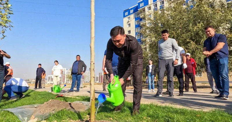 Аким Шымкента принял участие в посадке деревьев вместе с жителями