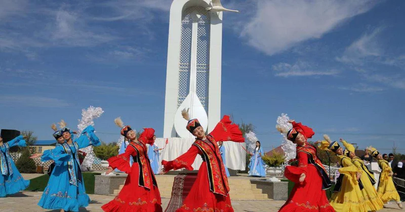 В родном селе Нургисы Тлендиева установлена мемориальная стела