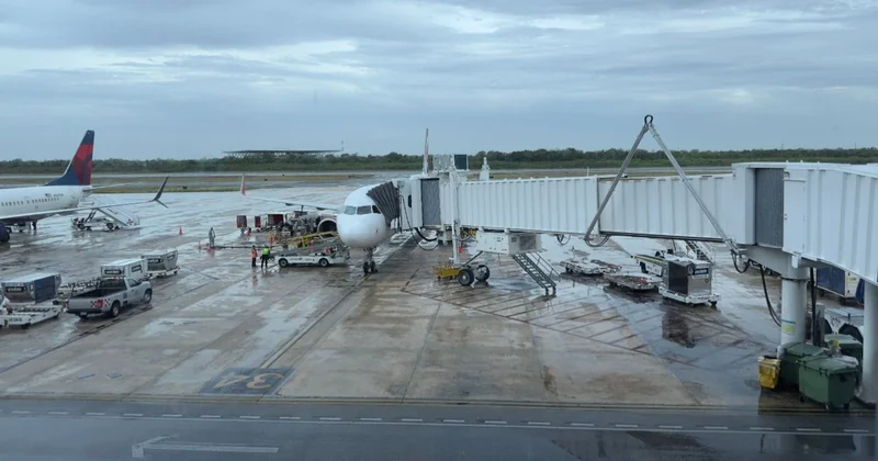 Самолёт American Airlines экстренно сел в Нью Йорке из за поломки туалетов