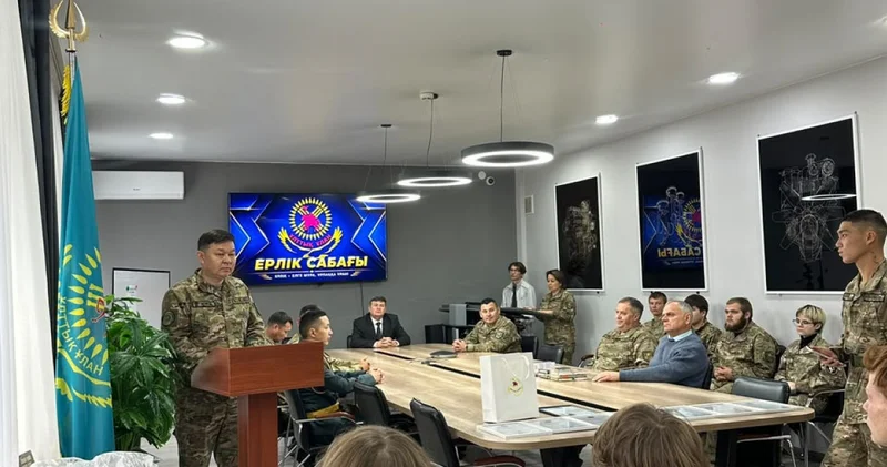 Орталық өңірлік қолбасшылығының қолбасшысы жас бүркіттермен кездесті