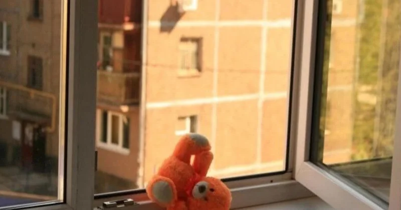 ​Атырауда екі жасар сәби балконнан құлап көз жұмды