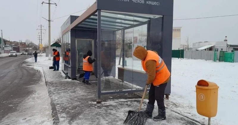 Более 3000 тонн техсоли и 14 000 рейсов: коммунальщики Астаны работают круглосуточно