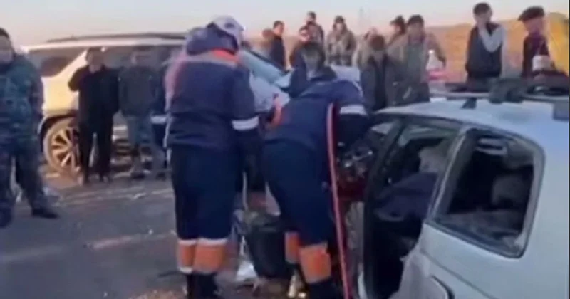 Водителя зажало в салоне машины после аварии в Алматинской области (видео)