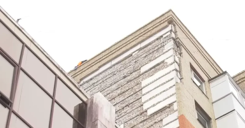 "Жить страшно". Жители многоэтажки в Астане заявили о повторном обрушении облицовки с фасада