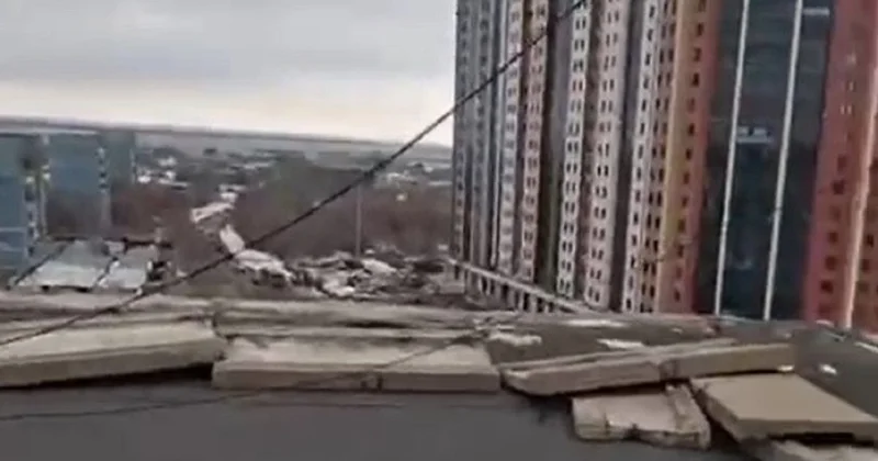 Бетонная плита рухнула с крыши 9 этажного дома в Караганде (видео)