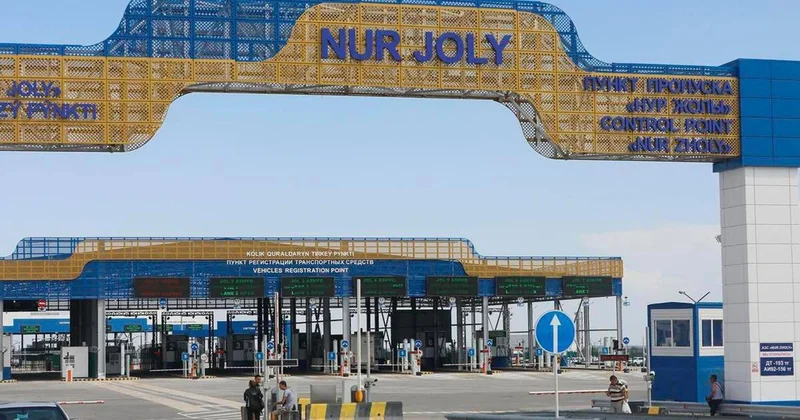 Огромный затор из 1500 машин образовался на границе Казахстана и Китая