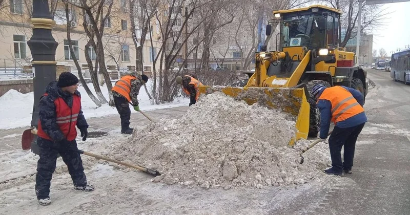 Почти 3000 дорожных рабочих вышли на снегоуборочные работы в Астане