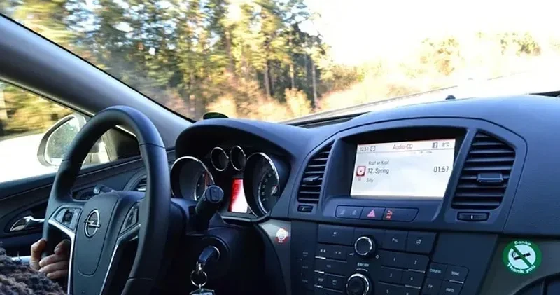 Желідегі видео: елордалық жүргізуші жол үстіндегі әдепсіз әрекеті үшін айыппұл арқалады