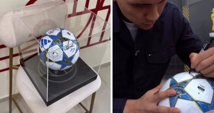 ​Атырауда “Қайрат” қақпашысының қолтаңбасы бар доп 12 миллион теңгеге сатылды