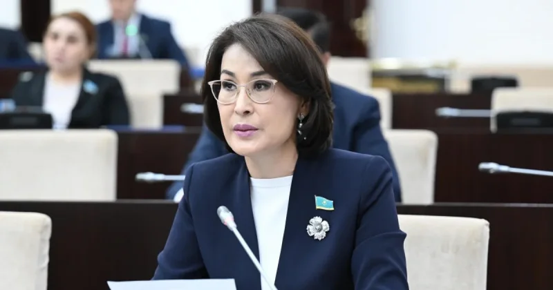 В Минздраве не хотят слышать вопросы о дорогих вещах Акмарал Альназаровой