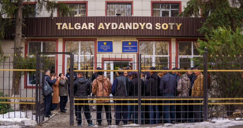 Хасан Қасымбаев сот залындағы терезені сындырған