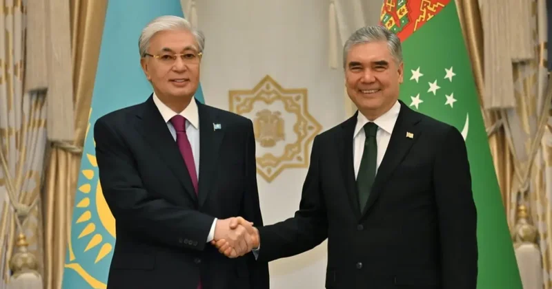 Токаев прибыл в Ашхабад, он будет участвовать в форуме, посвящённом Международному году мира и доверия