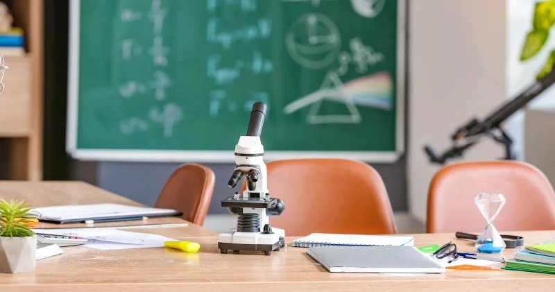 Химия, физика және биологияны бір пән ретінде біріктіру: министр пікір білдірді