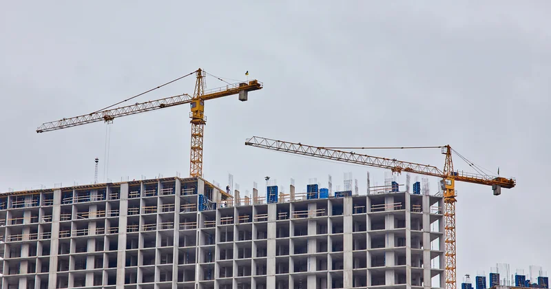 В Алматы вместо шести обещанных башен жилого комплекса застройщик возвёл лишь каркас одного здания