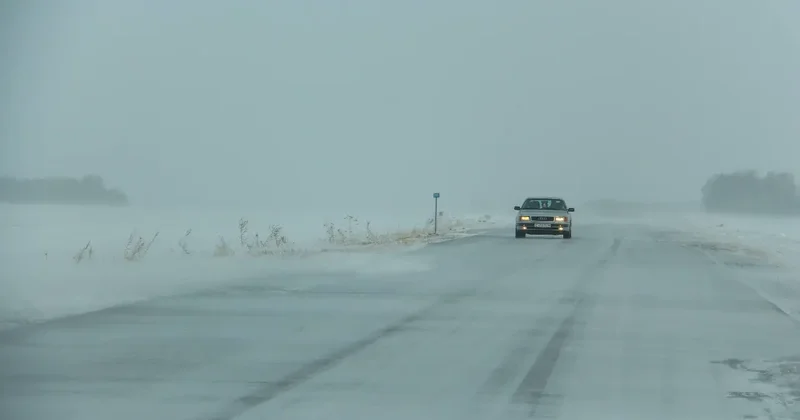 Какие участки трасс закрыли до утра 12 декабря в Казахстане