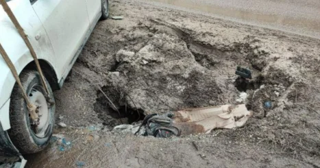 Машины ушли под асфальт в Шымкенте