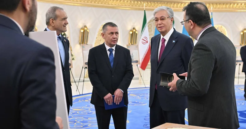 Президенты осмотрели выставку древних рукописей из Ирана об истории Казахстана