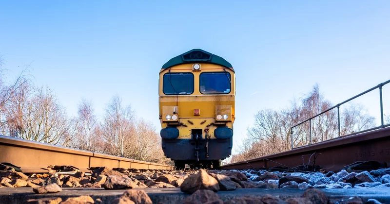 Грузовой поезд въехал в электровоз на юге Казахстана