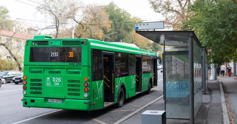 Автобус врезался в троллейбус, стоявший на остановке в Алматы: пострадал один человек