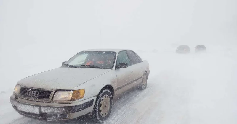 В области Абай полицейские эвакуировали 24 человека с трассы