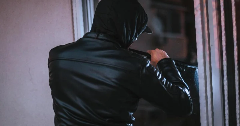 20 тысяч долларов США, кольцо, серьги и браслет украли из квартиры астанчанина