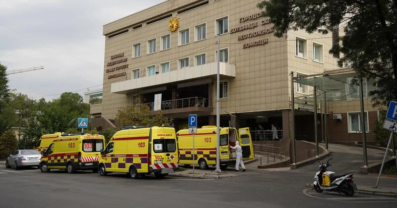 Выезжало 13 бригад скорой: 52 человека отравились в поезде в Алматы