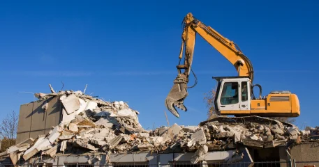 Незаконную постройку сносят в Алматы