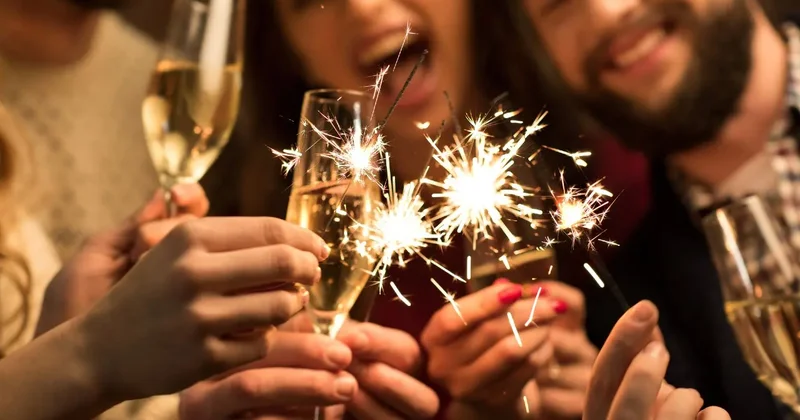 Коротко и эмоционально. Как говорить тосты, чтобы не было неловко и банально