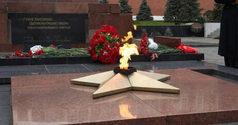 Мәңгілік алауға тауық етін қуырып жеген ер адам ұсталды