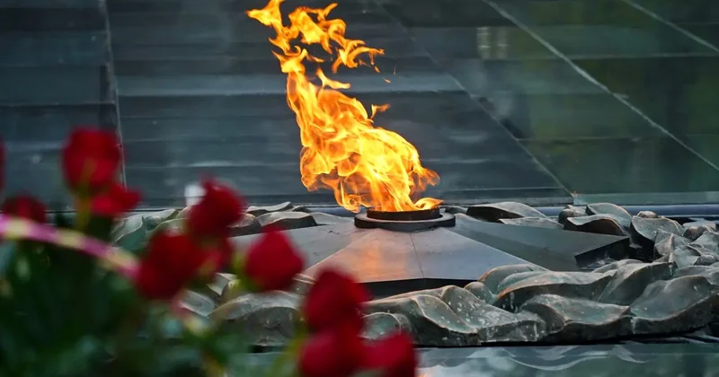 Мужчину, жарившего курицу на Вечном огне, арестовали в Риддере