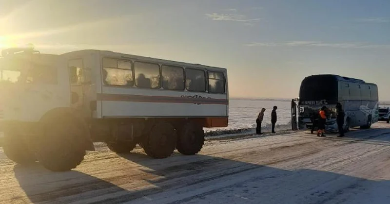 Иностранцы едва не замерзли на казахстанской трассе, оставшись без топлива (видео)