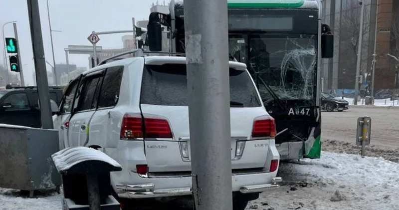 Астанада Lexus пен автобус соқтығысты