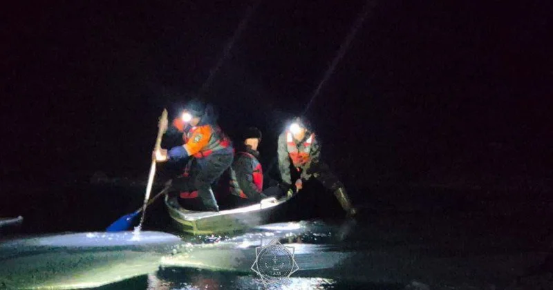 Рыбалка едва не закончилась трагедией: мужчин унесло на льдине на Балхаше (видео)