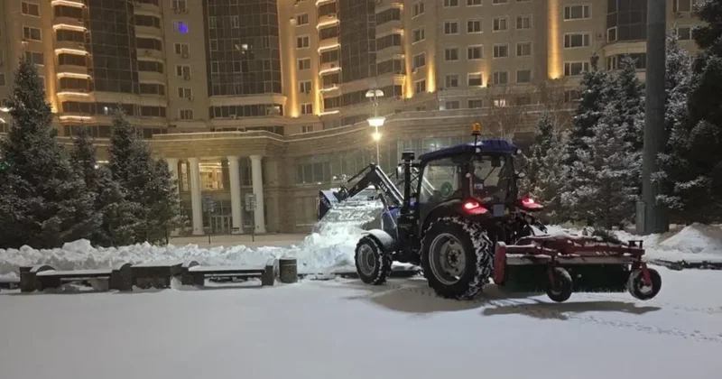 Ночной снегопад в Астане: на улицы вышли 3000 дорожных рабочих