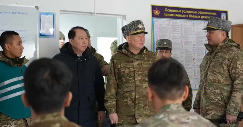 Қызылорда облысында Қорғаныс министрі сарбаздармен кездесті