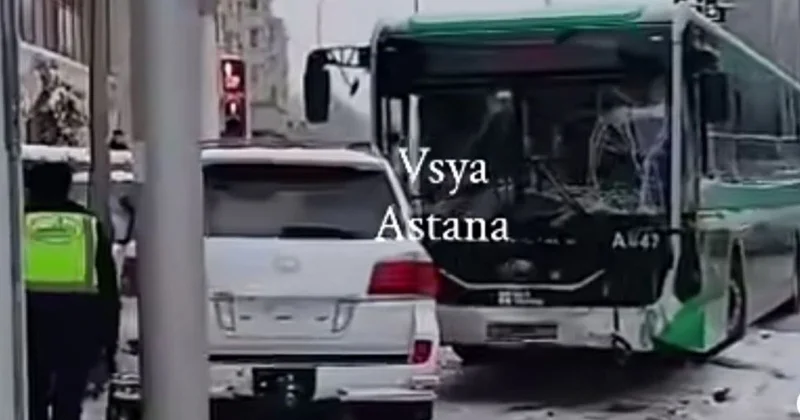 Lexus и автобус столкнулись на перекрестке в Астане: поврежден магазин (видео)