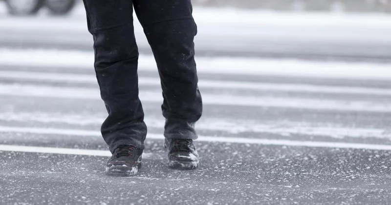 Не используйте телефон и наушники : полицейские обратились к казахстанцам