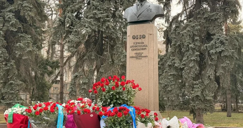 Алматыда Дінмұхамед Қонаевтың ескерткішіне гүл шоқтары қойылды